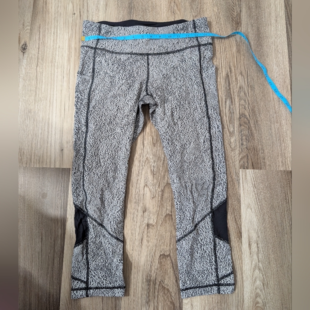 Lululemon Women's 8, Pace Rival Crop Legging,‎ Black/White Speckle, Running